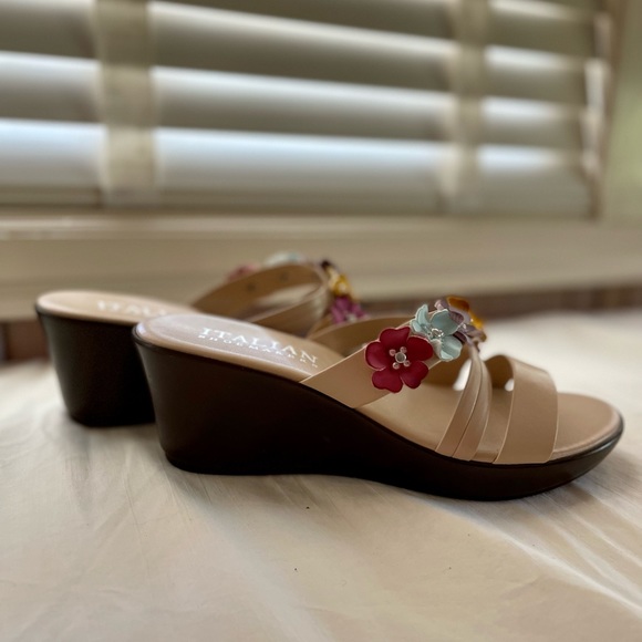 Italian Shoemakers wedge slides in tan leather with cute flowers! Size 7 - Picture 4 of 9